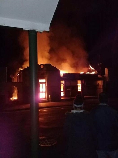 Historiese gebou in vlamme op