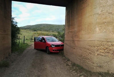 Polisie en plaaswag trek kardiewe vas