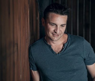 Adam sing vir boere in nood