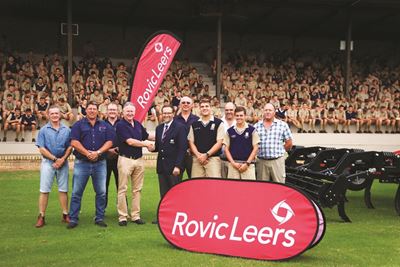 Rovic Leers skenk groot vir Oakdale