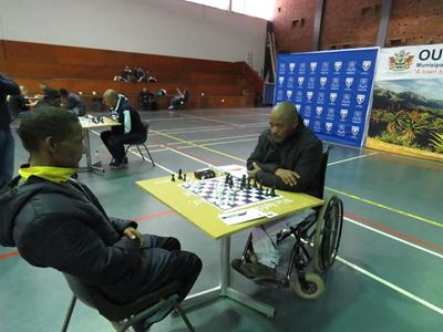 Skaakspeler ryloop om aan sportfees deel te neem