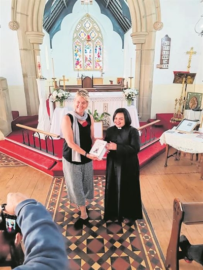 Bybels en boeke oorhandig tydens die Klein Karoo Camino staptog.