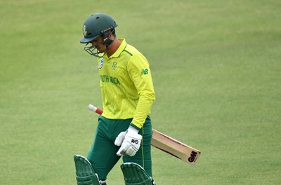 Hendricks, De Kock star in nine-wicket win