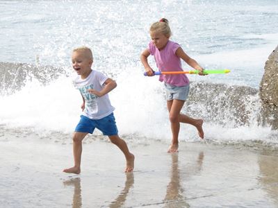 Kinderpret by Stilbaai se hawemuur