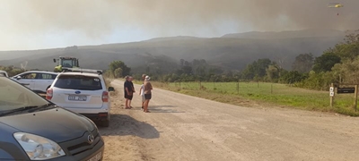 Vlamme woed in die berge