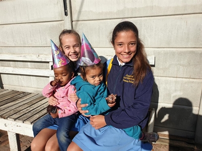 Laerskool Outeniqua vat hande met gemeenskap