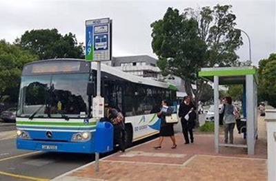 Vrae oor sosiale afstand op Go George-busse