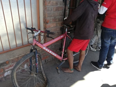 Kind op fiets raakgery