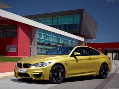 Playground brawlers - Mercedes-Benz C63 AMG coupé vs BMW M4.