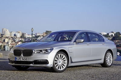 BMW 7-series gets the plug
