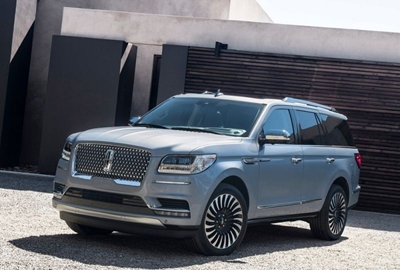 Raptor-powered Lincoln Navigator debuts in New York