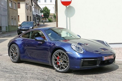 Next generation Porsche 911 spied sans camouflage