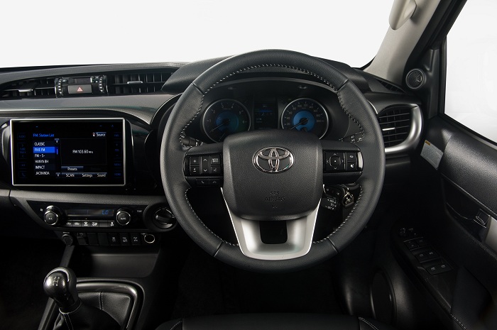 Toyota Hilux goes dark-Autodealer