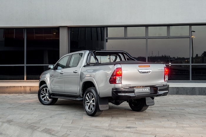 Toyota Hilux goes dark-Autodealer