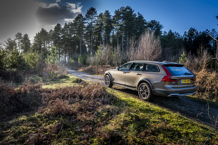 Volvo V90 dons Cross Country attire-Autodealer