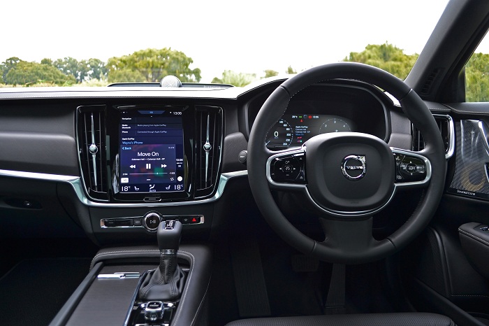 Volvo V90 dons Cross Country attire-Autodealer