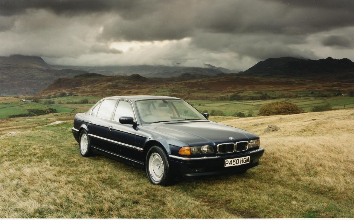 Bond cars throughout the franchise-Autodealer