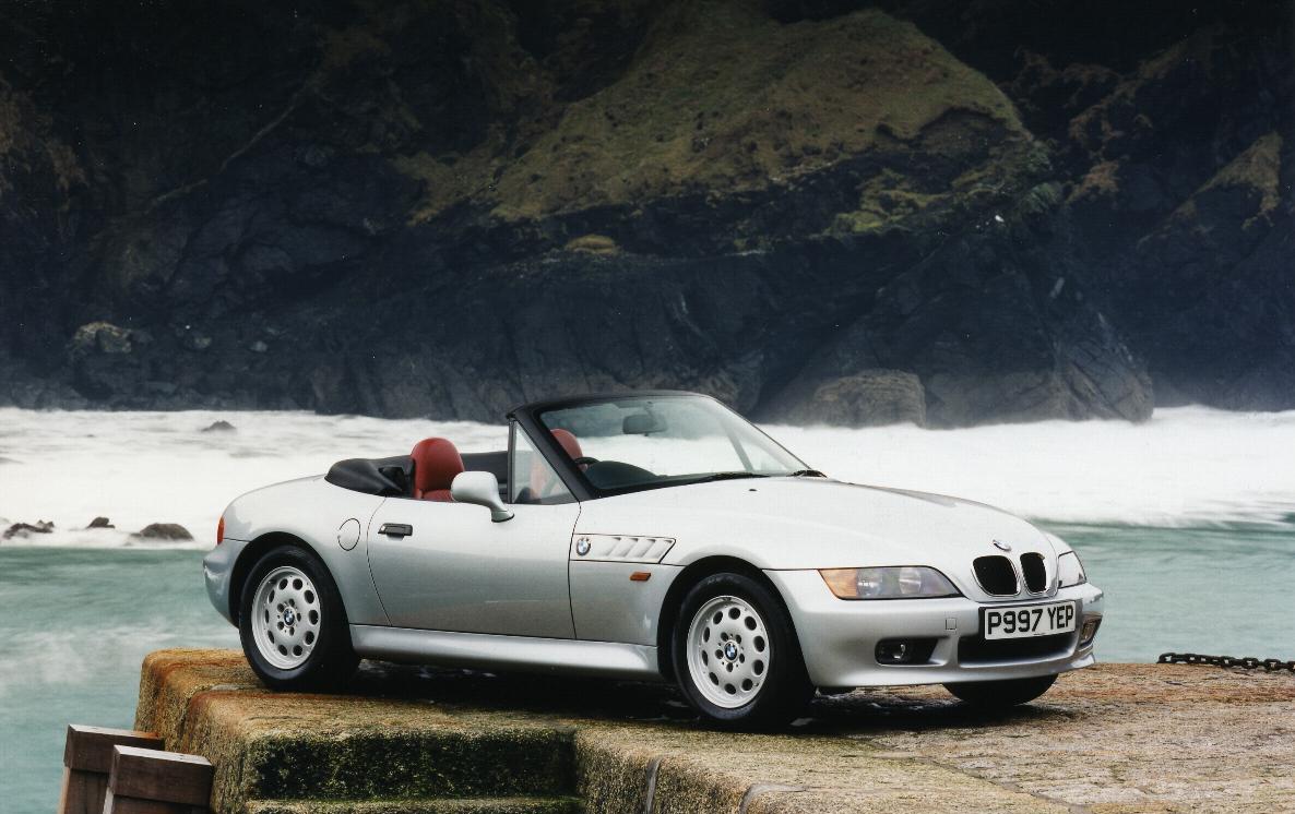 Bond cars throughout the franchise-Autodealer