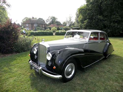 Bond cars throughout the franchise-Autodealer
