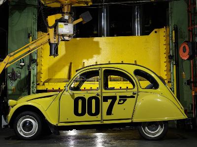 Bond cars throughout the franchise-Autodealer