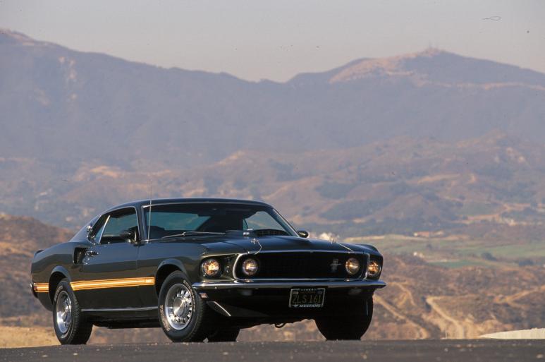 Bond cars throughout the franchise-Autodealer