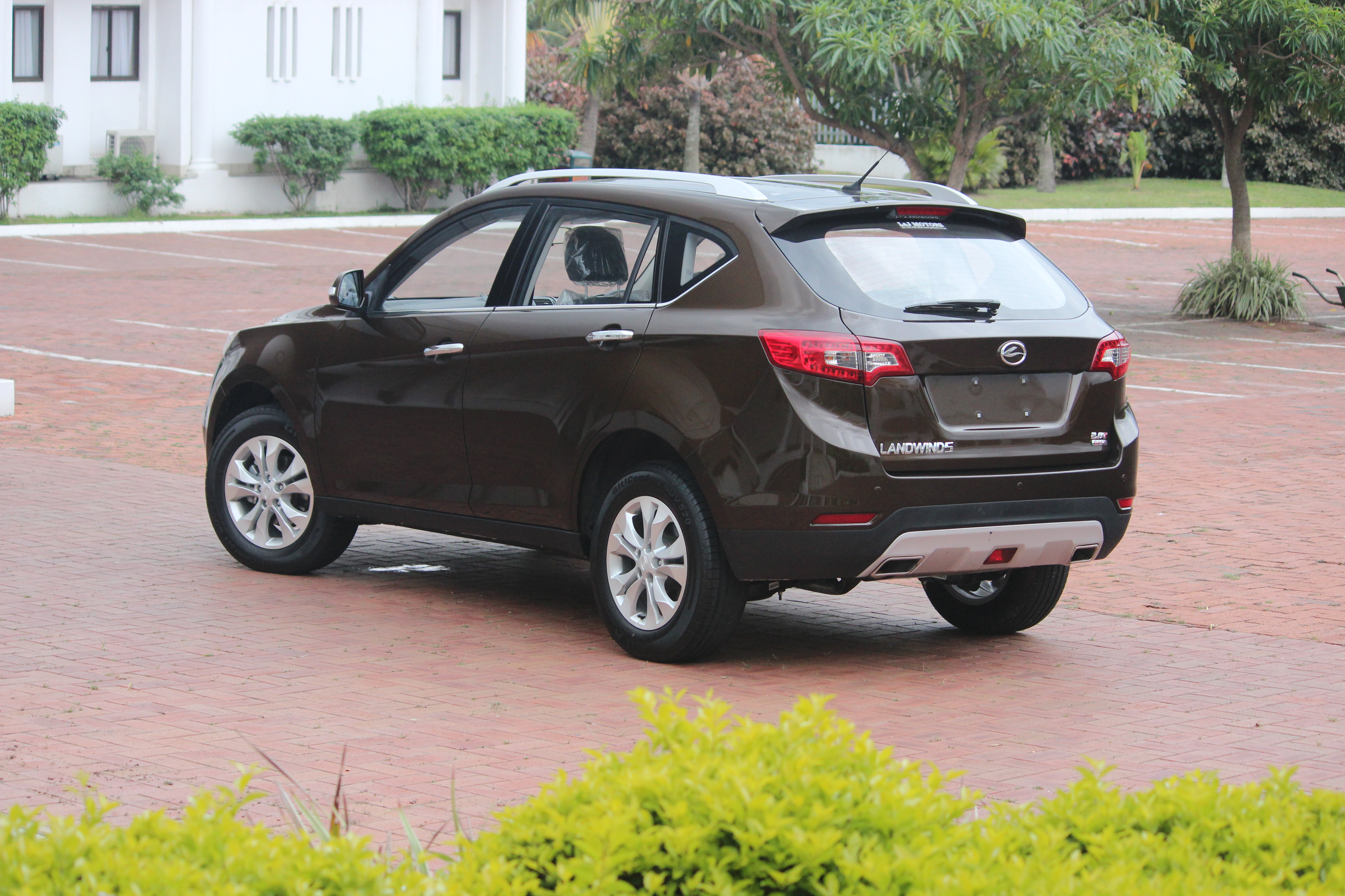 Affordable Landwind 5 SUV blows in from the East-Autodealer