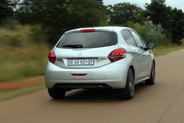 Peugeot 208 GT-Line shows its claws-Autodealer
