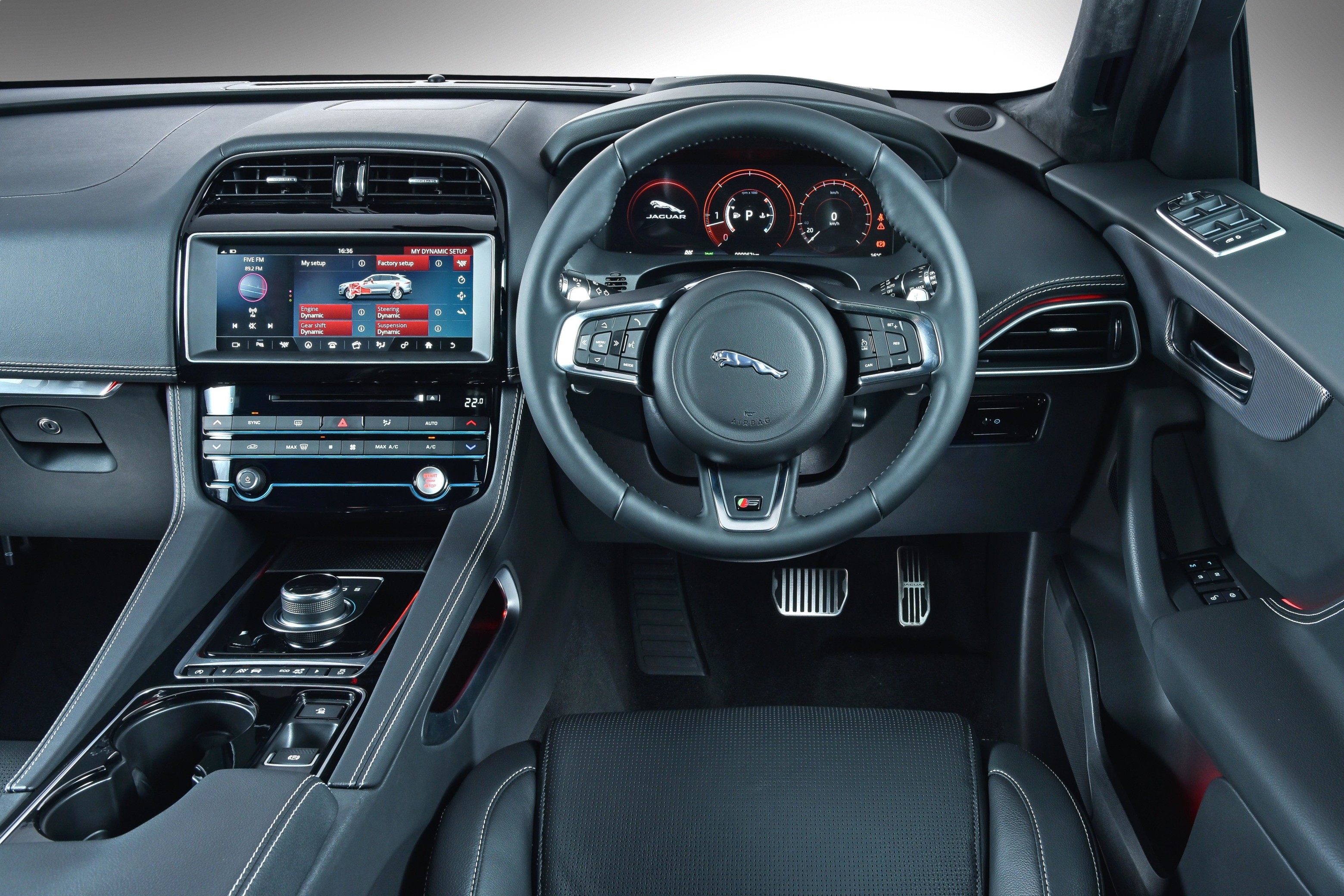 Grace, space and F-Pace-Autodealer