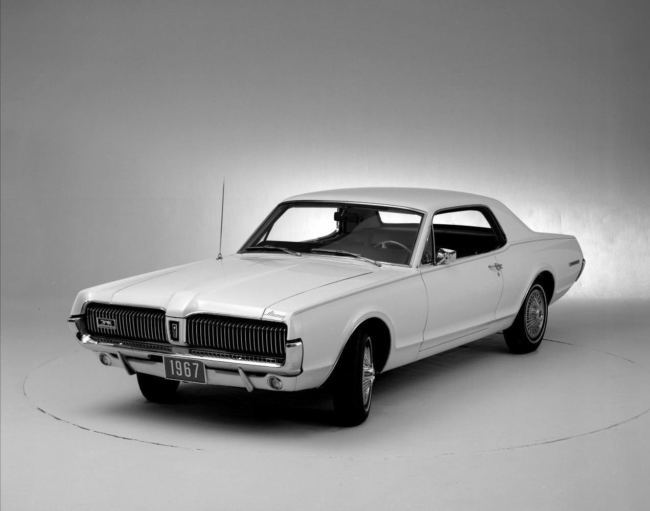 Bond cars throughout the franchise-Autodealer