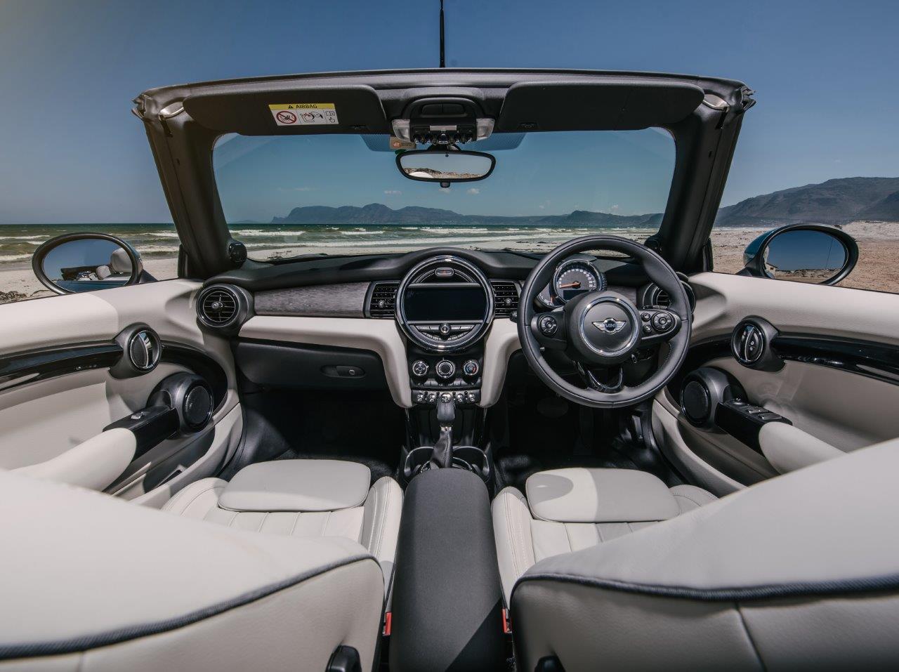 Topless cruising in the Mini cabriolet-Autodealer