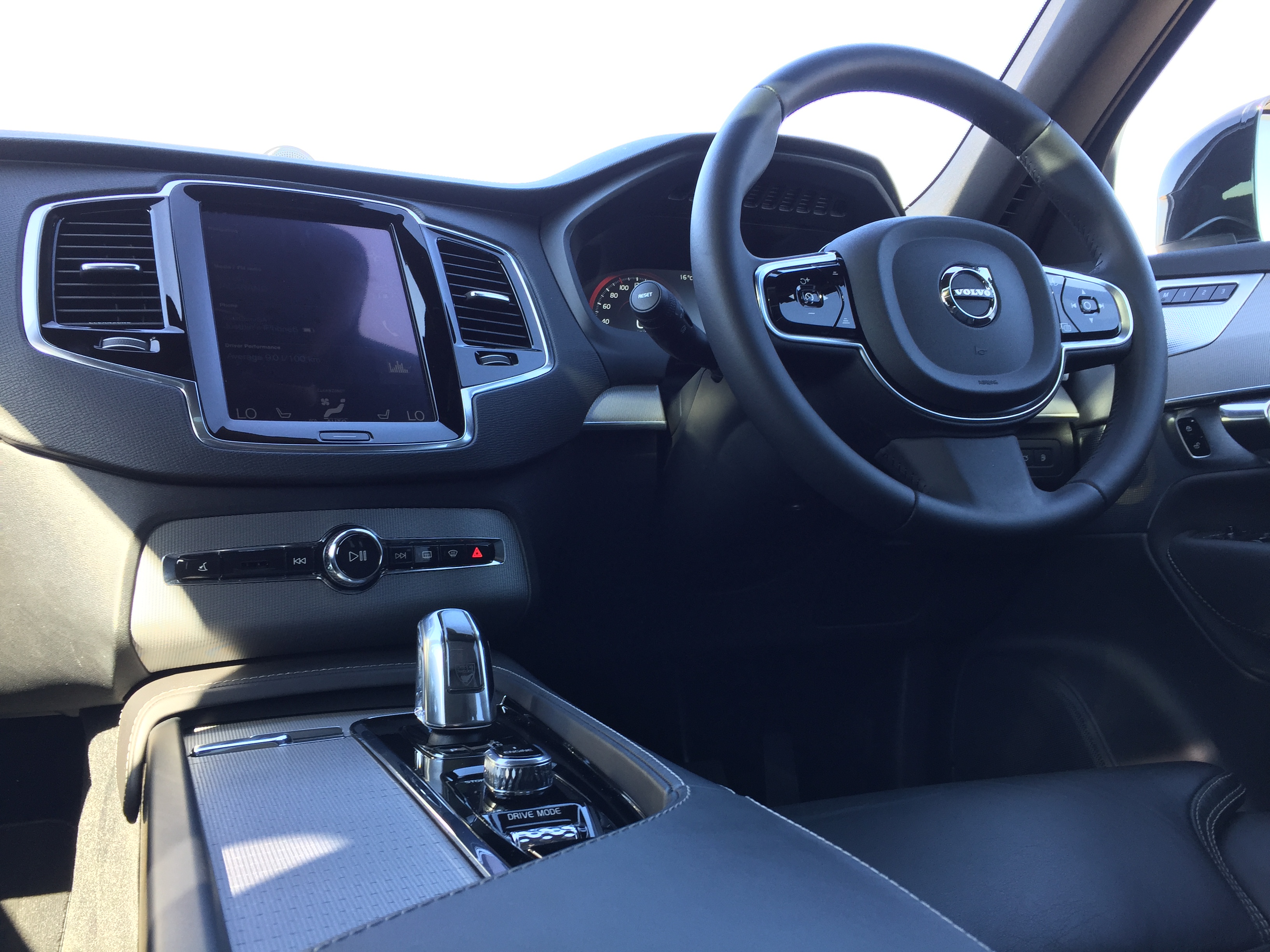 Cruising electric-avenue in the Volvo XC90 T8-Autodealer