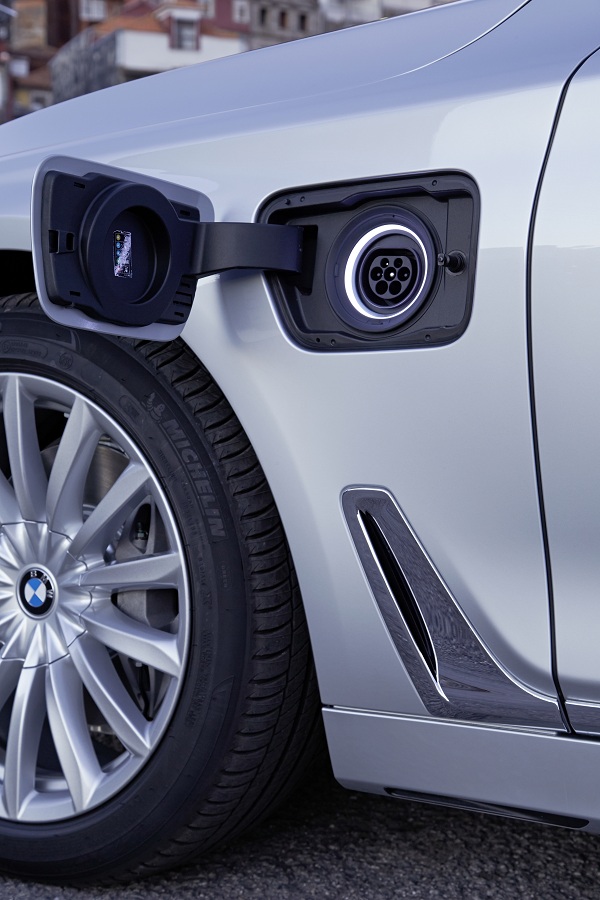 BMW 7-series gets the plug-Autodealer