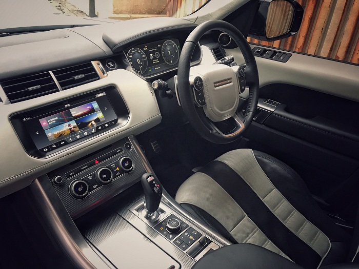 Range Rover’s action packed SVR-Autodealer