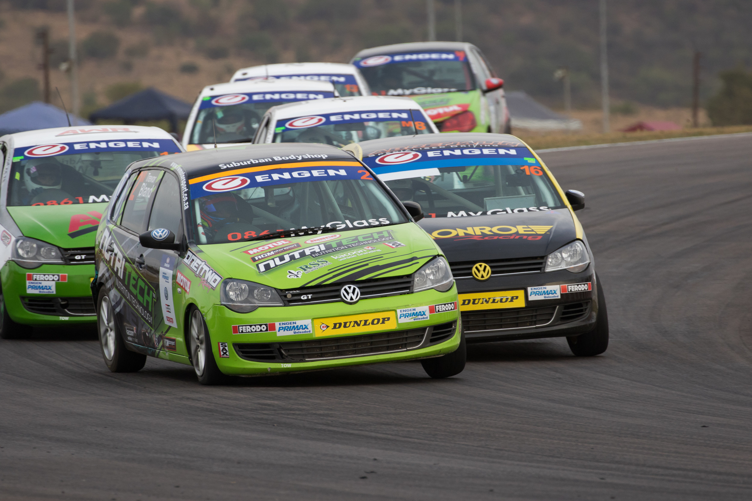 Wheel-to-wheel action at Zwartkops-Autodealer