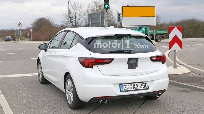 Facelifted Opel Astra spied with minimal disguise-Autodealer