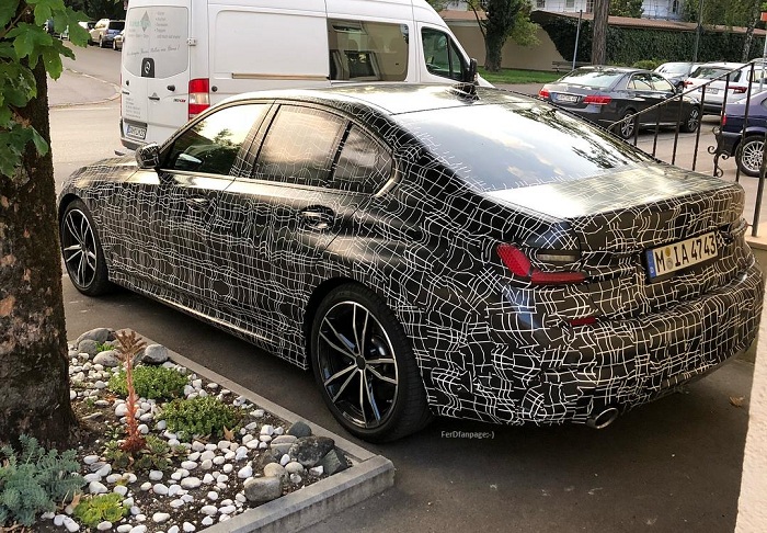 Camouflaged next BMW 3-series spotted in M Sport form-Autodealer