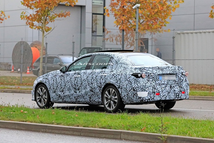Next generation Mercedes-Benz C-class makes spy shot debut-Autodealer