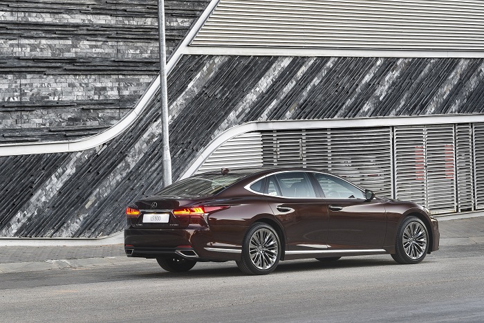 Polarising new Lexus LS wafts into South Africa-Autodealer