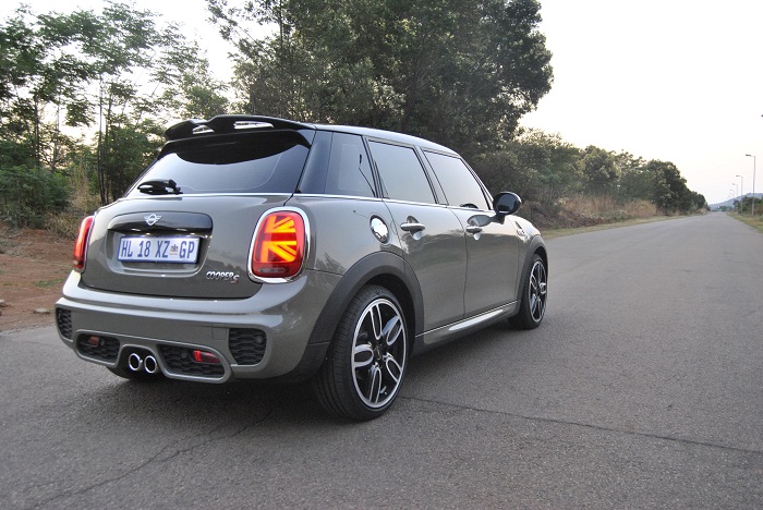 Five-door Mini Cooper S plays the deception game-Autodealer
