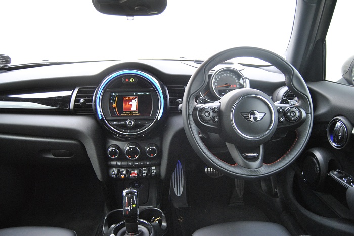 Five-door Mini Cooper S plays the deception game-Autodealer