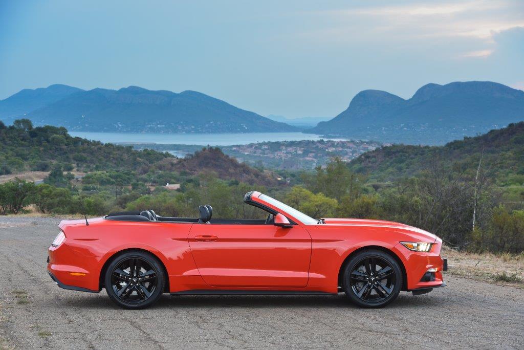 Ford Mustang 2.3 convertible has pressence-Autodealer