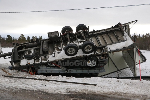 Porsche 911 test mule wrecked as wind topples transporter-Autodealer