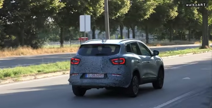 Refreshed Renault Kadjar spied slowly dropping disguise-Autodealer