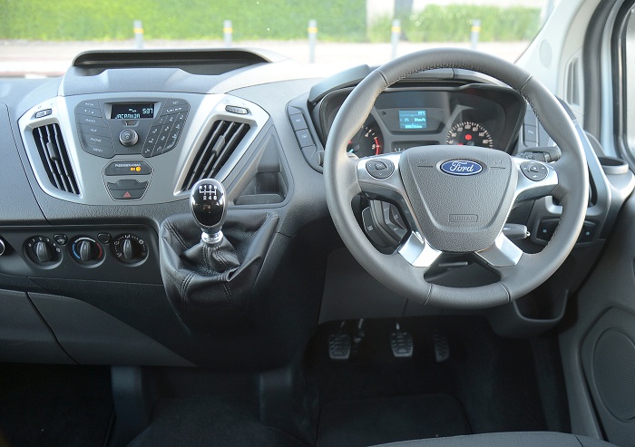 Refreshed Ford Tourneo Custom makes large entry-Autodealer