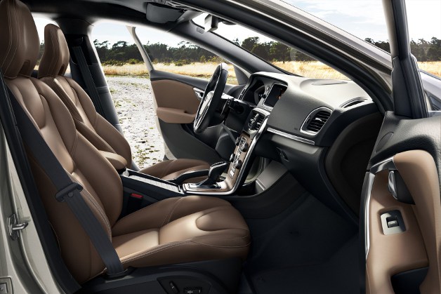 The Volvo V40 Cross County, a Swedish adventurer-Autodealer