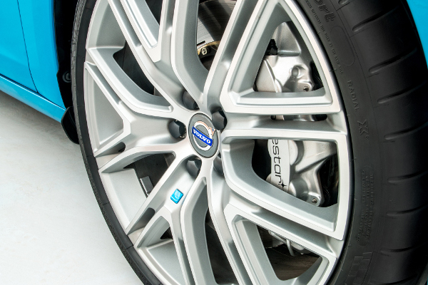 Call of the wild, Volvo style-Autodealer