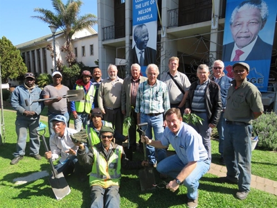 Kerk plant avokado's vir die mense