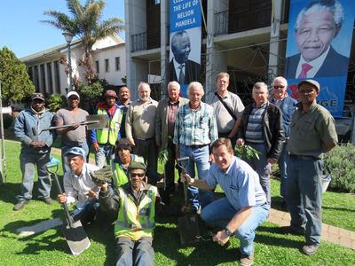 Kerk plant avokado's vir die mense