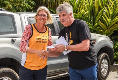 Lloyd en Melissa laat wiel by Palm Tyres-padwedloop