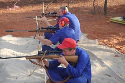 Jong jagters besoek Kalahari